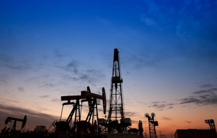 布伦特原油结算价突破每桶100美元 为2022年8月以